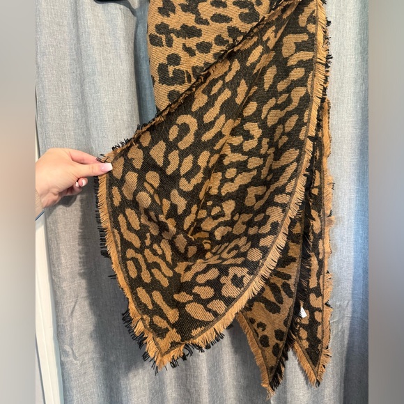 Cheetah Print Triangular Scarf - Picture 2 of 3